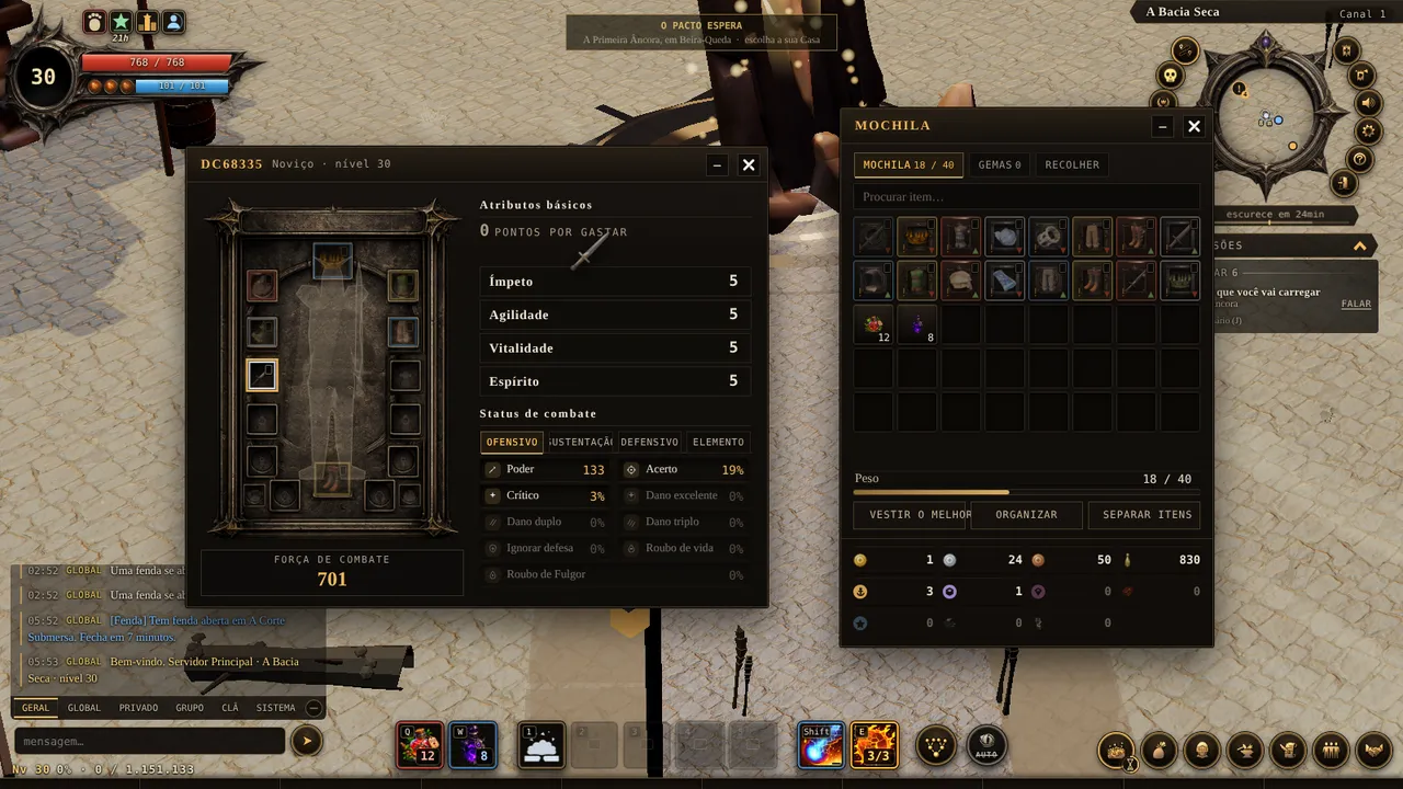 As janelas de personagem e mochila já com a HUD nova ao redor.